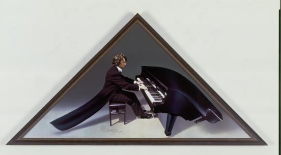 C'est moi qui fait la musique, 1973, Ger van Elk, geretoucheerde kleurenfoto, 60 x 120 cm, Stedelijk Museum, Amsterdam
