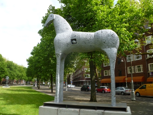 Paard met luikje van Mimo Palladino, 2005, aluminium en ijzer