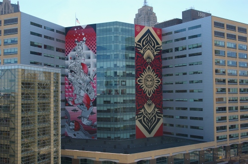 muurschilderingen op One Campus Martius building in Detroit van How and Nosm (Balancing act, 2016, links) en Shepard Fairey (2016, rechts)